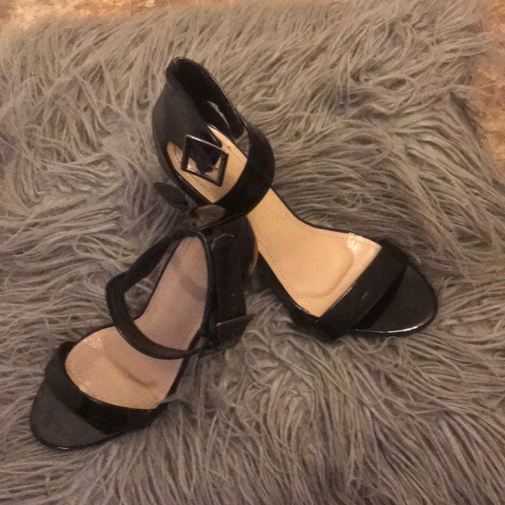 Black opened toe pump